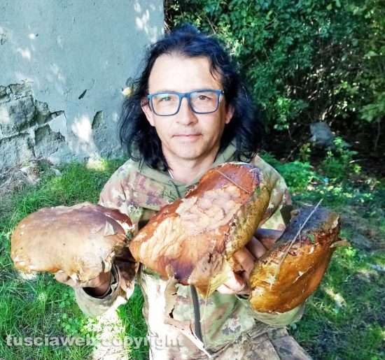 Massimiliano Proietti Palombi con i funghi porcini che ha trovato