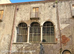 Viterbo - Palazzo Calabresi su via dei Magazzini