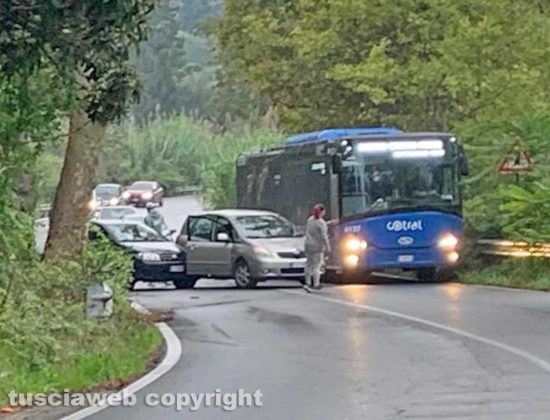 Auto contro pullman