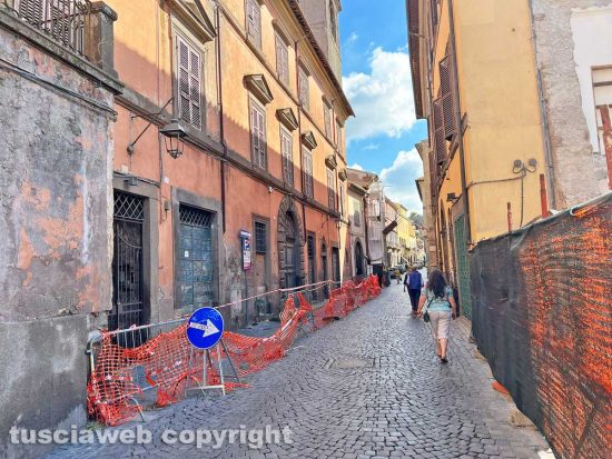 Viterbo - Il palazzo con le transenne di via La Fontaine
