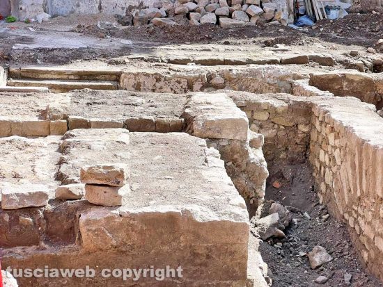Viterbo - Le strutture sotto al palazzo demolito di via La Fontaine