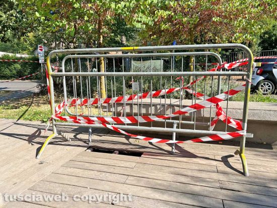 Viterbo - Transenne e pavimento rotto a Valle Faul il 6 agosto