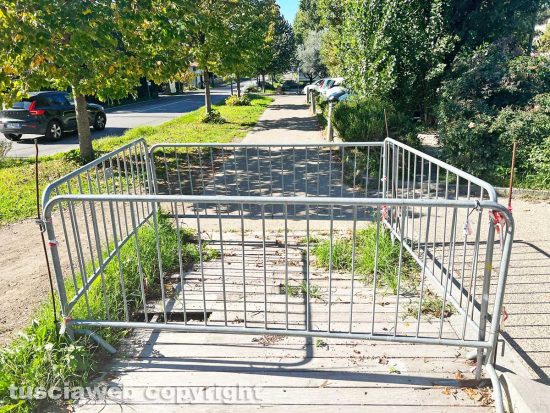 Viterbo - Transenne e pavimento rotto a Valle Faul il 6 agosto