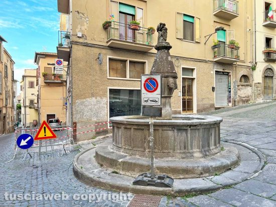 Viterbo - Il divieto di sosta sopra la fontana di piazza della Crocetta