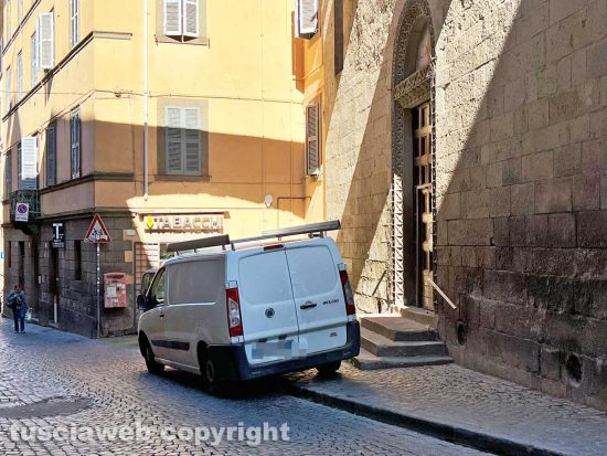 Viterbo - Il parcheggio sopra il sagrato della chiesa medievale di San Giovanni in zoccoli