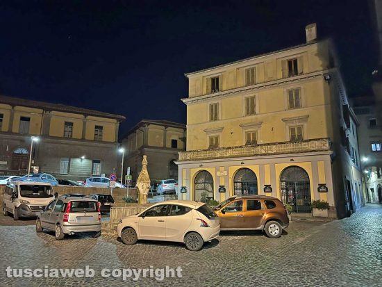 Viterbo - Piazza Dante dopo il divieto di sosta - Di notte