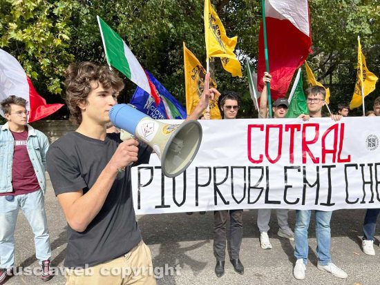 Viterbo - Luca Santo alla manifestazione di Azione Studentesca contro Cotral