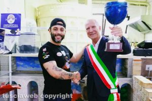 Vetralla - Il sindaco Sandrino Aquilani alla pizzeria La storia