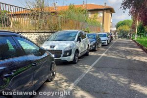 Vitorchiano - Parcheggio selvaggio in via Monti della Maiella