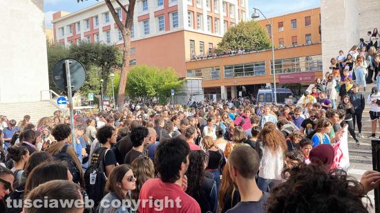 Roma - Scontri tra studenti e polizia davanti alla facoltà di Scienze politiche della Sapienza