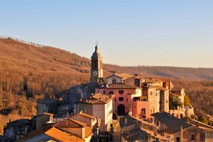 A Latera la passeggiata racconto "Saperla lunga, saperla raccontare. Latera, un paese, mille storie"