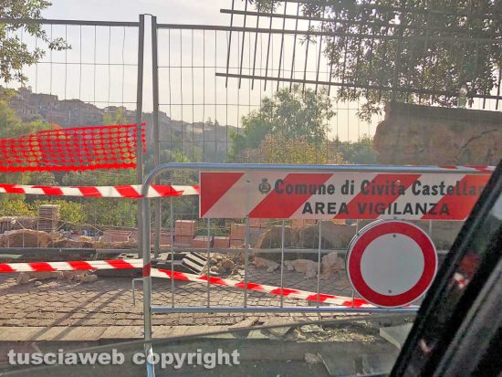 Civita Castellana - Auto sfonda un muretto