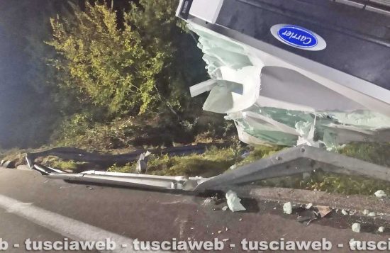Viterbo - Camion ribalta in superstrada