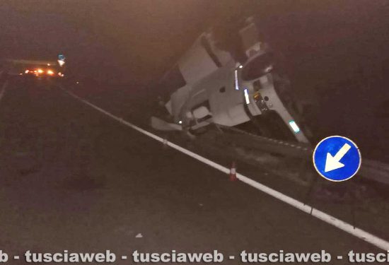 Viterbo - Camion ribalta in superstrada