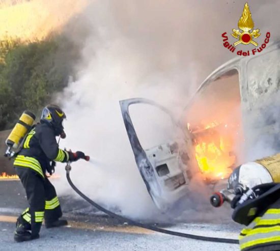 Civitavecchia - Furgone a fuoco sulla A12