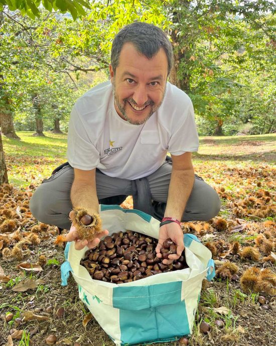 Salvini a caccia di castagne a Caprarola