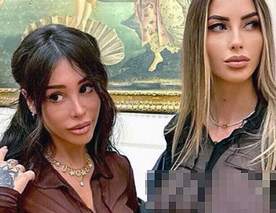 Le due influencer agli Uffizi
