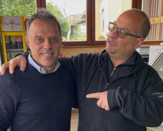 Montefiascone - Loris Capirossi con Giovanni Ranucci al bar-pasticceria Ranucci