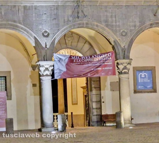 Viterbo - Lo striscione della mostra "Michelangelo e la cappella Sistina" deturpa i portici di piazza del comune