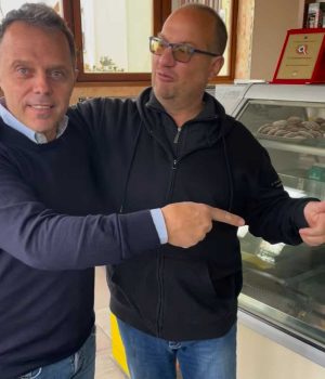 Montefiascone - Loris Capirossi con Giovanni Ranucci al bar-pasticceria Ranucci 