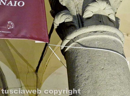 Viterbo - Lo striscione della mostra "Michelangelo e la cappella Sistina" deturpa i portici di piazza del comune