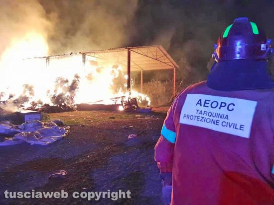 Tarquinia - Fienile in fiamme a Riva dei Tarquini