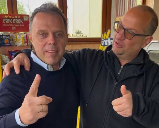 Montefiascone - Loris Capirossi con Giovanni Ranucci al bar-pasticceria Ranucci 