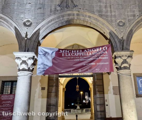 Viterbo - Lo striscione della mostra "Michelangelo e la cappella Sistina" deturpa i portici di piazza del comune