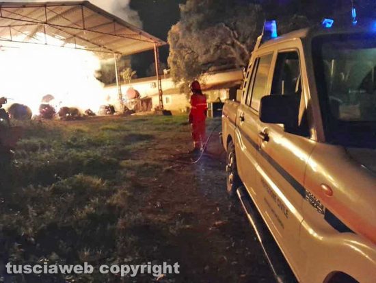 Tarquinia - Fienile in fiamme a Riva dei Tarquini