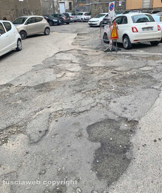 Viterbo - L e buche al parcheggio di largo Marconi