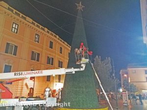 Luminarie di natale in allestimento a Civitavecchia