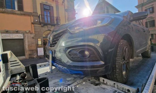 Viterbo - Auto contro le fioriere di piazza del Comune