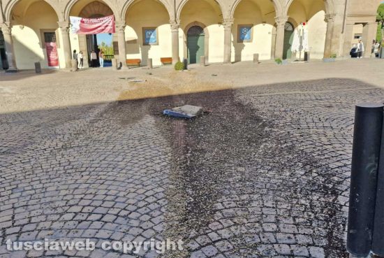 Viterbo - Auto contro le fioriere di piazza del Comune