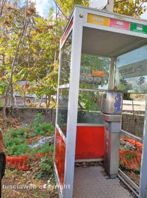 La cabina telefonica alla stazione di Porta Romana