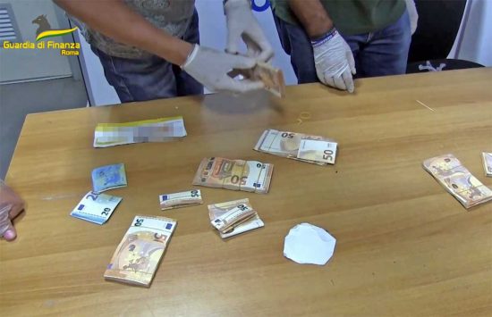 Guardia di finanza - Soldi sequestrati a Fiumicino