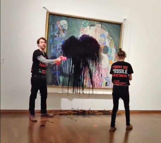 Vienna - Attivisti lanciano un liquido nero su un quadro di Klimt