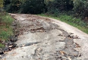 Capranica - La strada dissestata in località castagni dell' Ospedale 1