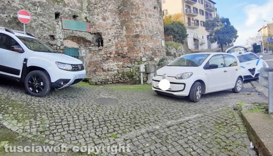 Vetralla - Auto parcheggiata in via dei Funari