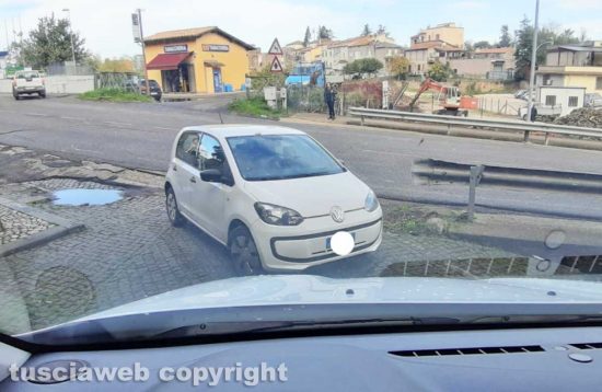 Vetralla - Auto parcheggiata in via dei Funari