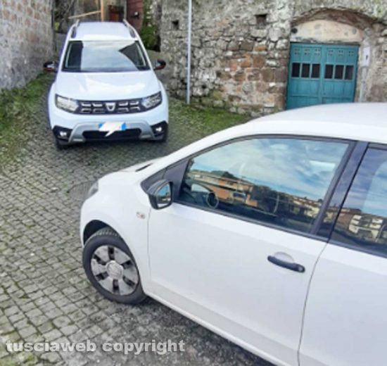Vetralla - Auto parcheggiata in via dei Funari