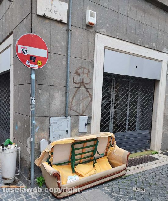 Viterbo - Divano in strada in via Angusta