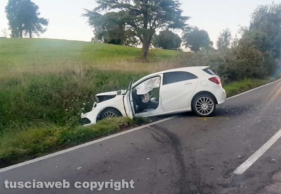 Sutri - Scontro fra due auto su strada Fonte Vivola