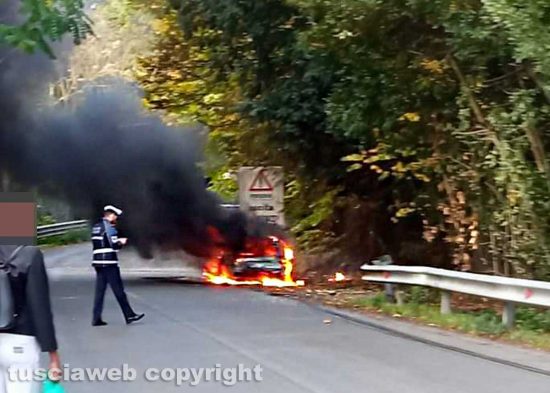 Capranica - Auto in fiamme sulla Cassia