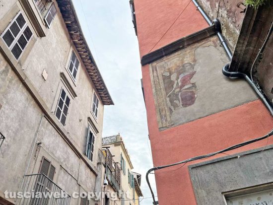 Viterbo - Il Cristo del '700 in via Saffi