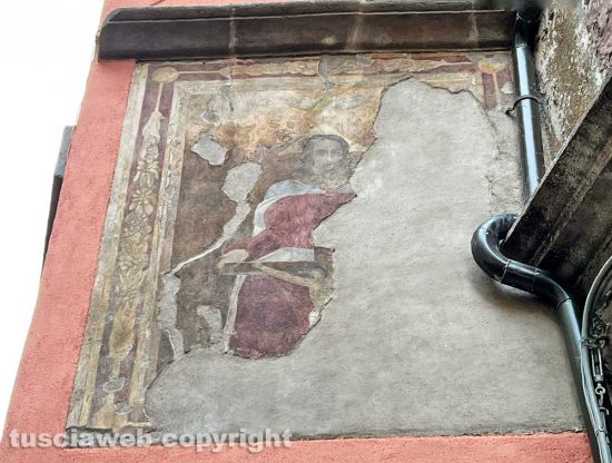Viterbo - Il Cristo del '700 in via Saffi