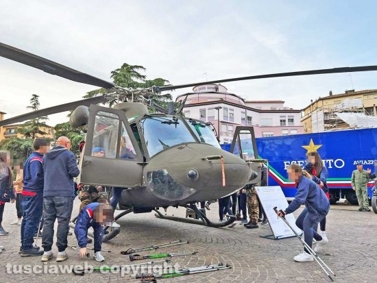 Viterbo - L'elicottero dell'Esercito in piazza dei caduti