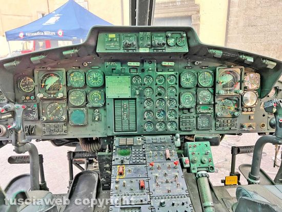 Viterbo - L'elicottero dell'Esercito in piazza dei caduti
