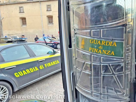 Viterbo - Un mezzo della Gdf in piazza dei caduti