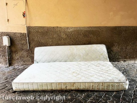 Viterbo - Il materasso abbandonato in via Sant'Egidio