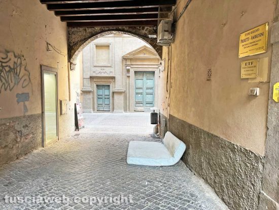 Viterbo - Il materasso abbandonato in via Sant'Egidio